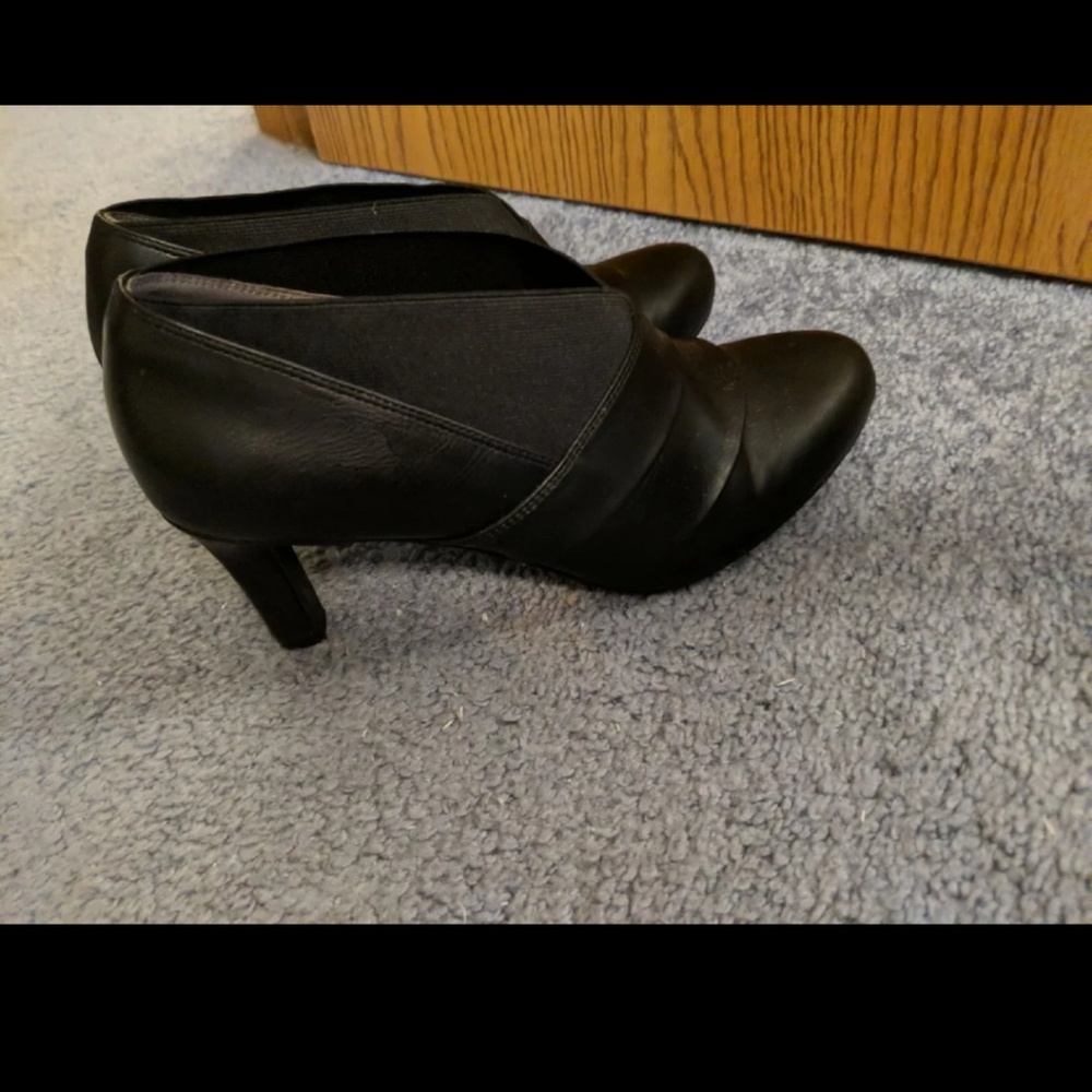 Black heels with memory foam!